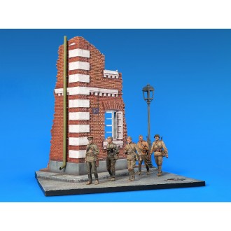 1:35 Street section w/Wall 