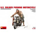 1:35 U.S. SOLDIER PUSHING MOTORCYCLE